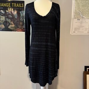 Cotton Citizen black blue tie dye v neck t shirt dress size medium